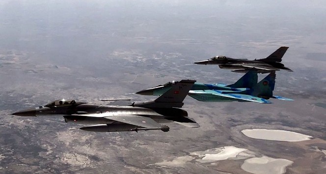 Türk ve Azeri savaş uçaklarından ortak uçuş