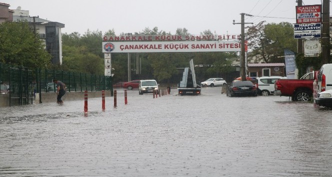 Çanakkale’de sokaklar göle döndü