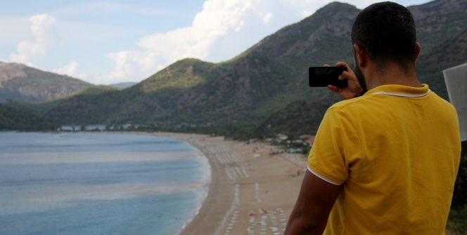 Ölüdeniz'de şok görüntü! Hemen telefona sarıldılar