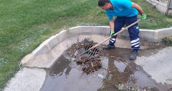 İBB ekipleri beklenen yağış önce temizlik çalışmaları yaptı