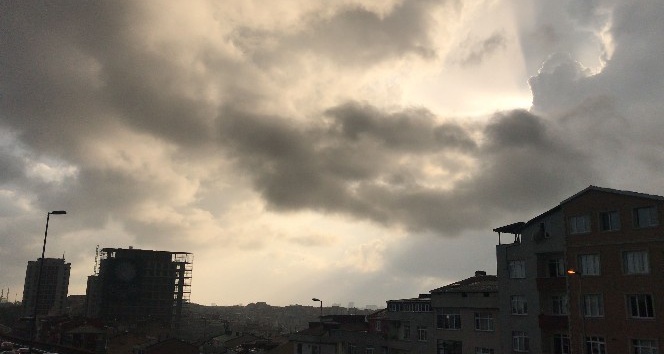 İstanbul’da beklenen yağış etkisini göstermeye başladı