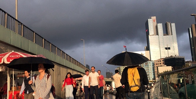 İstanbul’da beklenen yağış etkisini göstermeye başladı...