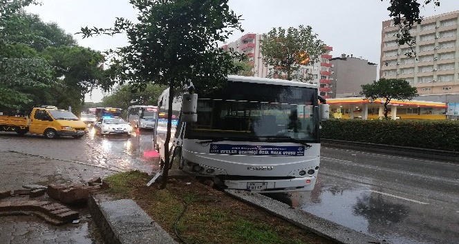 Aydın’da halk otobüsü refüje çarptı; 3 yaralı
