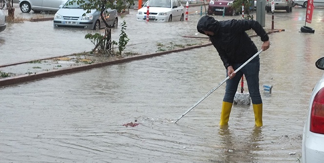 Bandırma'da sel! Çok sayıda ev ve iş yerini su bastı
