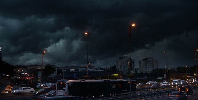 İstanbul’u kara bulutlar sardı