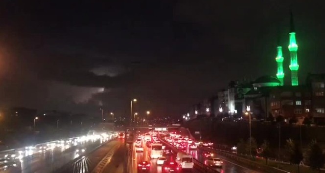 İstanbul’da şimşekler geceyi aydınlattı