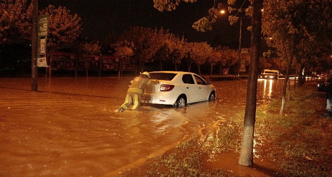 İstanbul’da araçlar yağmur sularında mahsur kaldı