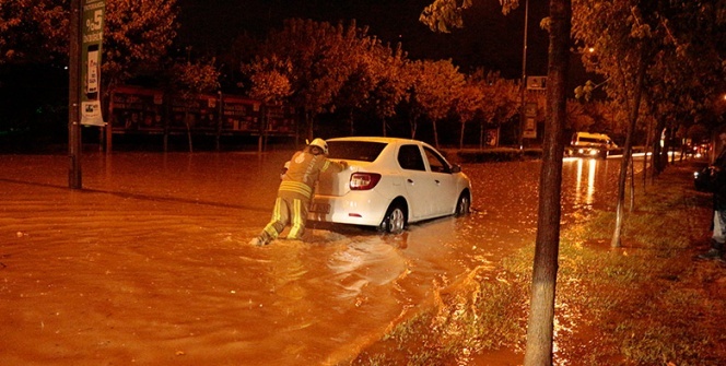 İstanbul’da araçlar yağmur sularında mahsur kaldı