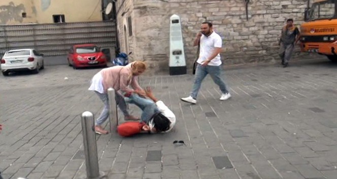(özel) Taksim Meydanı’nda kızların omuz atma kavgası kamerada