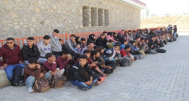 Başkale’de 118 kaçak göçmen yakalandı