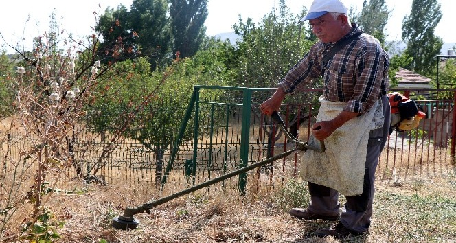 (Özel Haber) 70 yaşındaki yaşlı adam köyün her yerini temizliyor