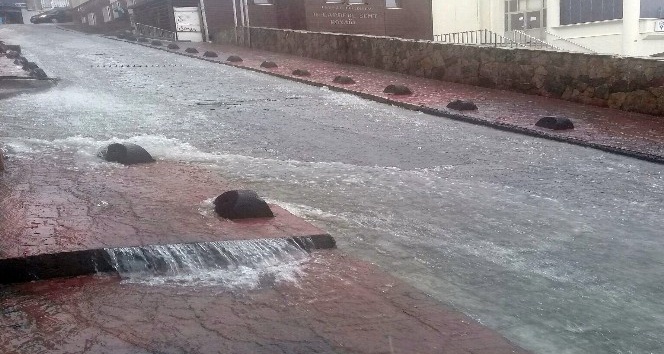 Beyoğlu’nda sağanak yağış vatandaşlara zor anlar yaşattı