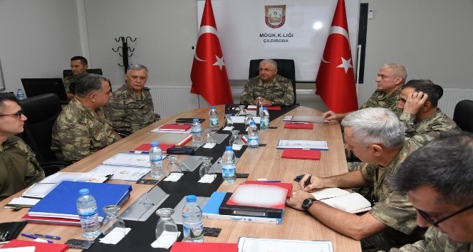TSK: &quot;Genelkurmay Başkanı Orgeneral Yaşar Güler, beraberinde Kara Kuvvetleri Komutanı Orgeneral Ümit Dündar ile birlikte Gaziantep ve Hatay bölgelerindeki birlik ve karargâhlarda inceleme ve denetlemelerde bulunmaktadır.&quot;