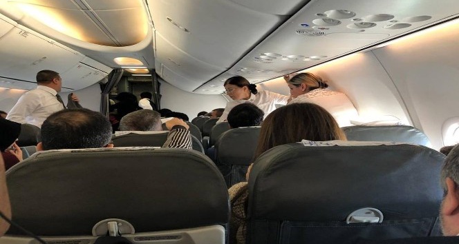 Uçakta rahatsızlanan hastaya yolcu olarak bulunan doktor ve hemşire müdahale etti