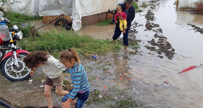 Çadırları sel bastı, çocuklar son anda kurtarıldı