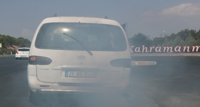 Egzoz dumanıyla trafiği tehlikeye düşürdü