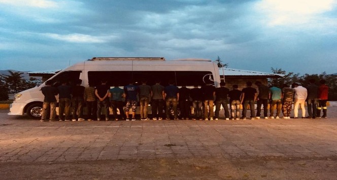 Elazığ’da 22 göçmen sahte evrakla yakalandı