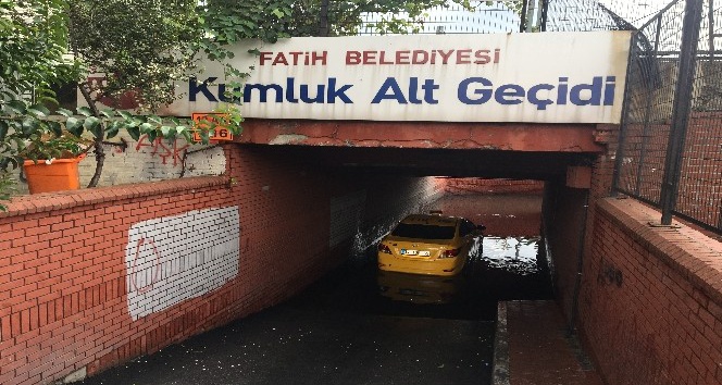 İstanbul’da yağış sonrası taksi alt geçitte mahsur kaldı