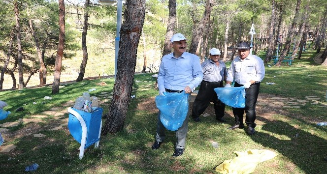 Başkan Okay çevre temizliği yaptı