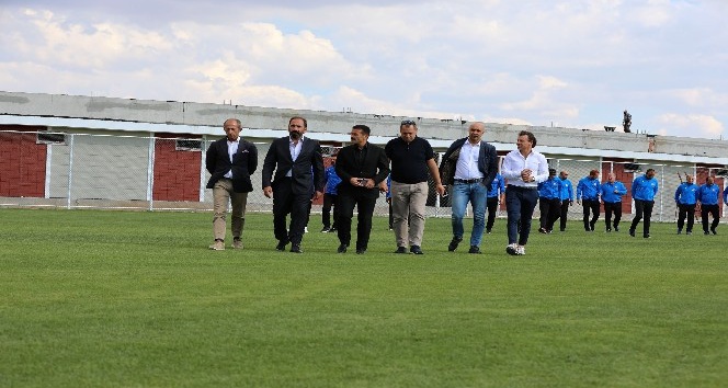 TFF Futbol Gelişim Direktörü Kafkas, Sivasspor’un alt yapı tesislerini gezdi
