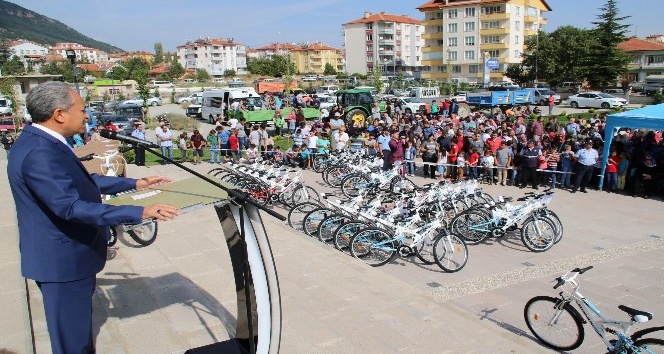 Akşehir Belediyesinden namaza giden 1120 çocuğa bisiklet