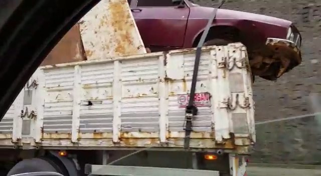 Kasasında hurda otomobil taşıyan kamyon, görenleri şaşırttı