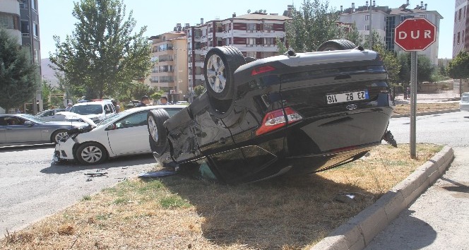 Elazığ’da iki otomobil çarpıştı, biri takla attı :4 yaralı
