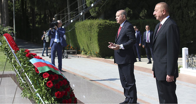 Aliyev’in kabrini ve şehitlikleri ziyaret etti