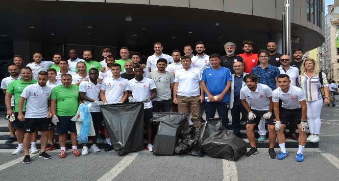 Balkes’li futbolcular sokaklardan çöp topladı