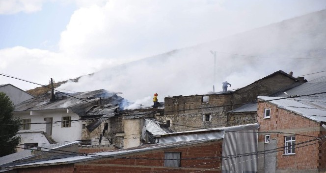 Gümüşhane’de ev yangını: 3 evde maddi hasar oluştu