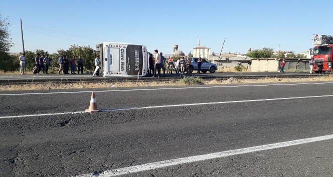 Cizre’de yolcu midibüsü devrildi: 17 yaralı