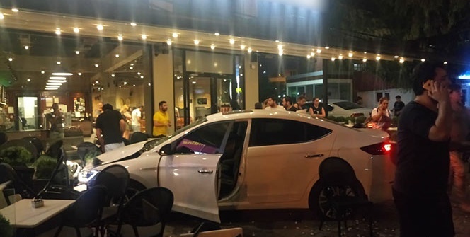 Otomobil kafeye daldı: 1'i ağır 3 yaralı