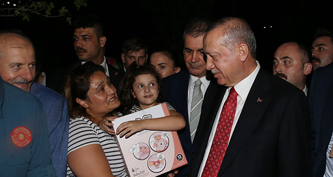 Cumhurbaşkanı Erdoğan’dan Zeytinburnu sahilindeki vatandaşlara sürpriz ziyaret