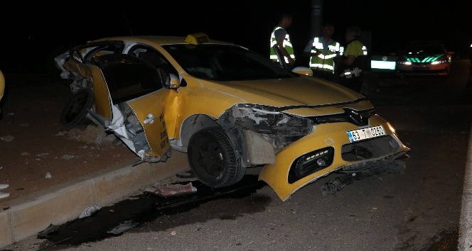 Şanlıurfa’da ticari taksi ile otomobil çarpıştı: 1’i ağır, 5 yaralı