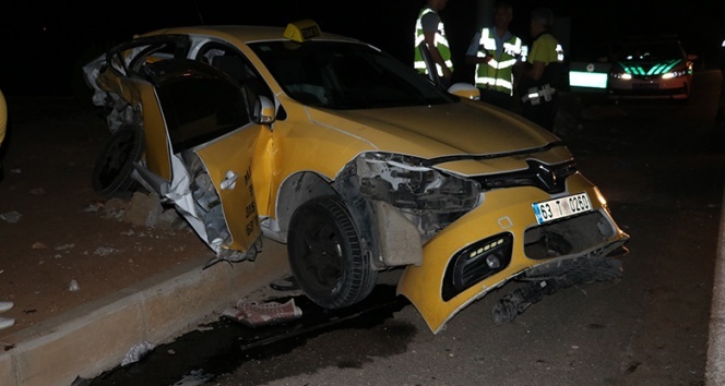 Şanlıurfa’da ticari taksi ile otomobil çarpıştı: 1’i ağır, 5 yaralı