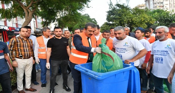 Başkan çetin çevre gönüllüleriyle beraber çöp topladı