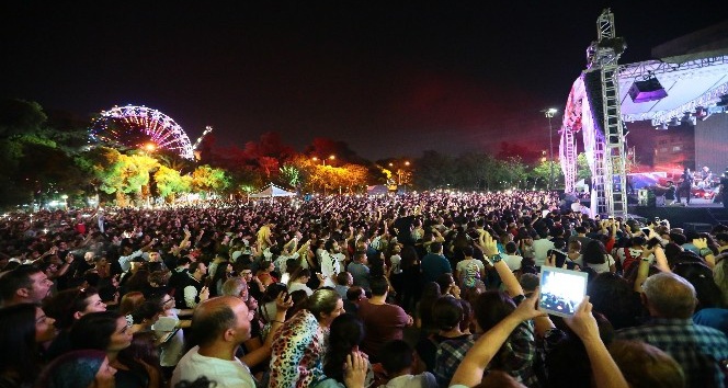 Kolpa hayranlarını coşturdu