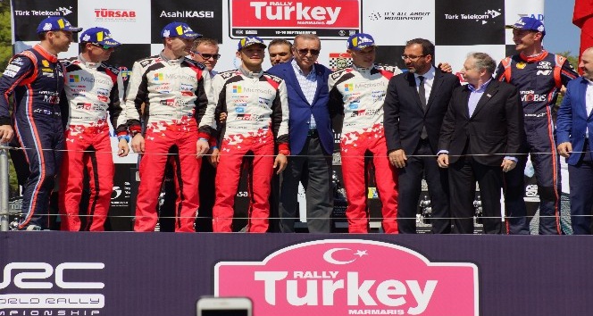 Şampiyonlar kupalarını Cumhurbaşkanı Erdoğan’ın elinden aldı