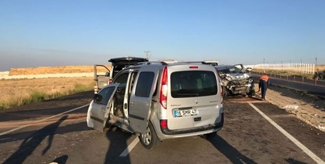 Düşen plakayı takmak için duran araca iki otomobil çarptı: 3 ölü