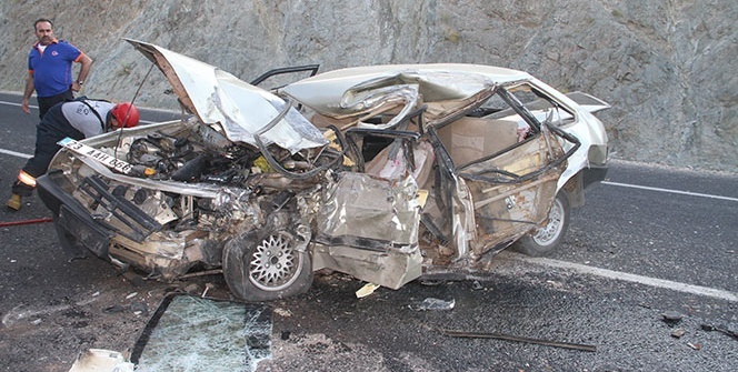 Araç bu hale geldi! 1 ölü 1 yaralı