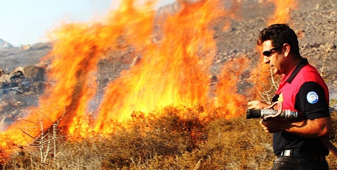 Bodrum'da korkutan yangın! 2 uçak, 1 helikopter güçlükle söndürdü