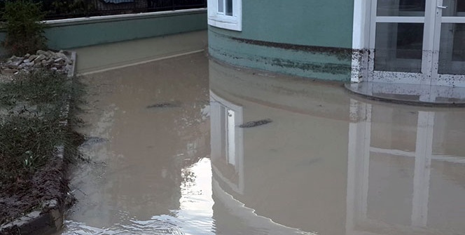 Bir anda bastırdı, sokaklar göle döndü!