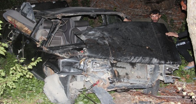 Erzincan’da otomobil şarampole devrildi: 4 yaralı