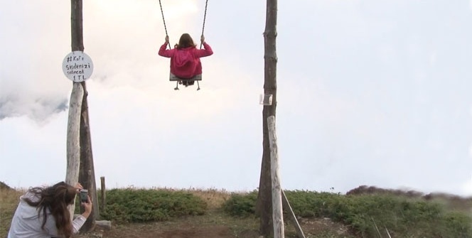 Sis denizine karşı salıncağa binmek için geldiler