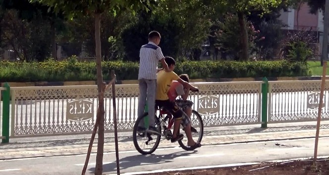 3 çocuk bir bisikletle yol aldı