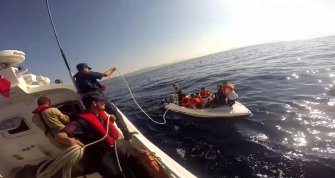 Tekneleri su alan kaçakları Sahil Güvenlik kurtardı