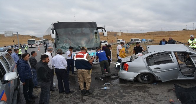 Sivas’ta yolcu otobüsü ile otomobil çarpıştı: 2 ölü, 3 yaralı