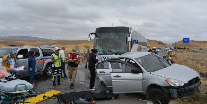 Sivas'ta yolcu otobüsü ile otomobil çarpıştı: 2 ölü, 3 yaralı