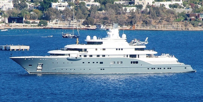 Yüzen Saray! Limana sığmadı