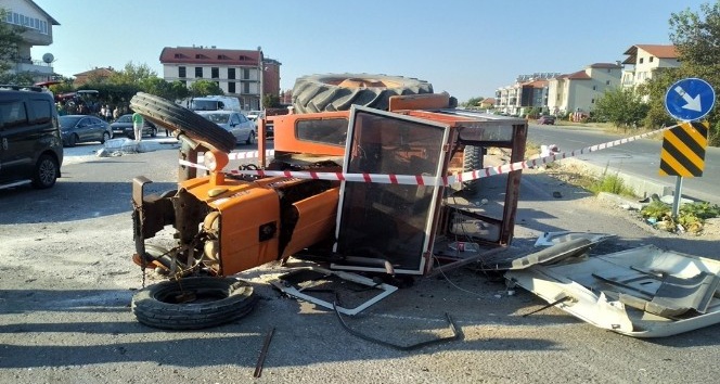 İşçi servisi traktöre çarptı: 4 yaralı